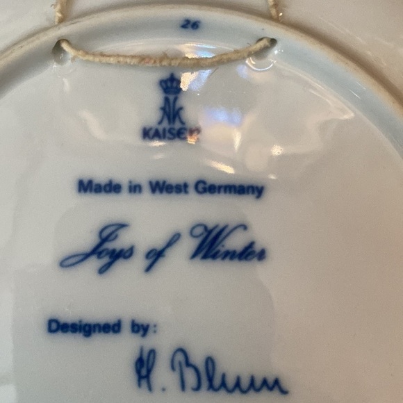 Berlin Christmas Plate 1980 Joys of Winter (English Text) designed by H Bluum - Picture 7 of 7